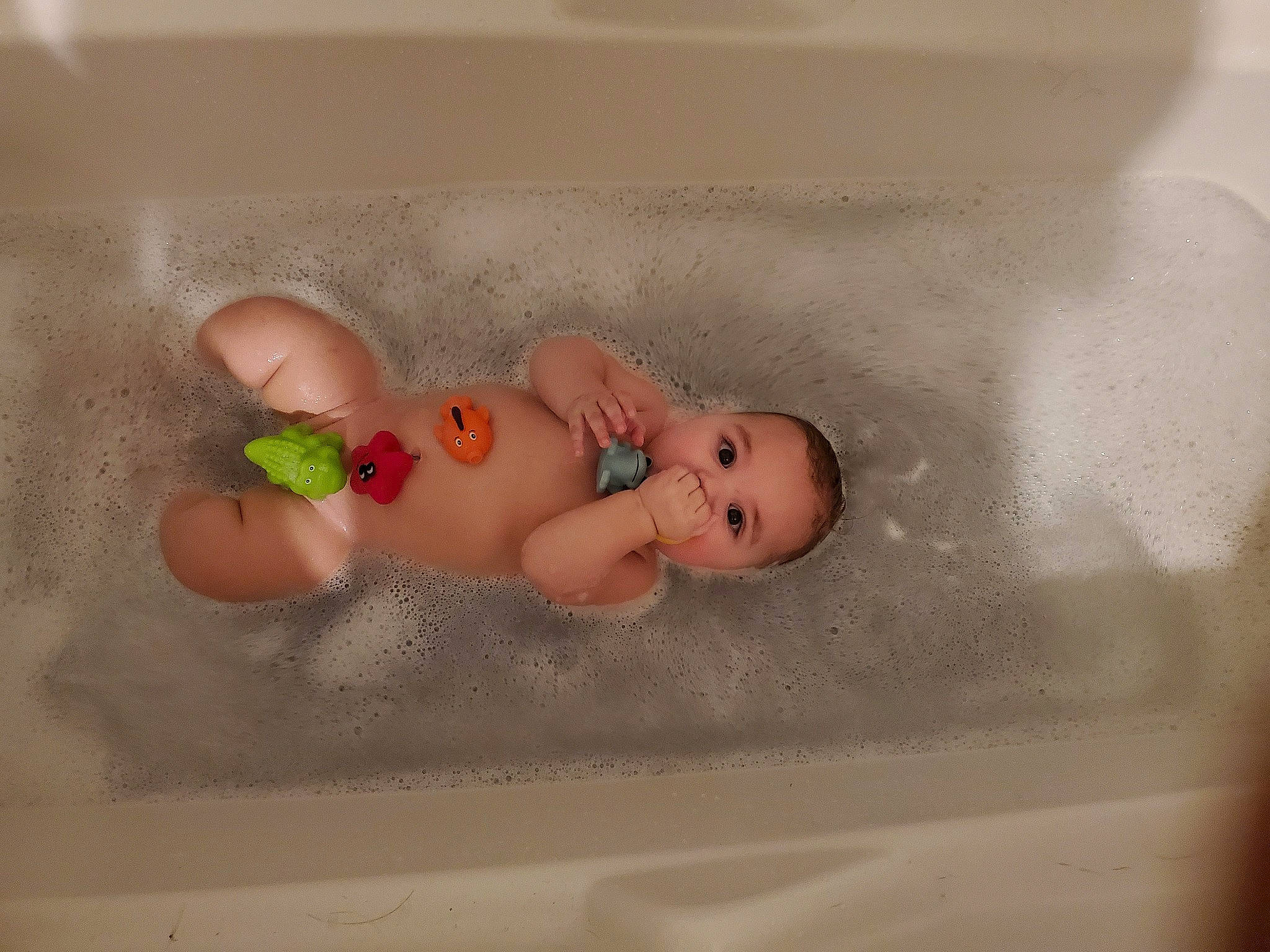 Mavrick a rejoint le concours — aidez-le/la à gagner de superbes lots ! baby, baby_bathing, baby_products, bathing, bathroom, bathtub, chest, child, foam, foot, peach, person, plumbing, stomach