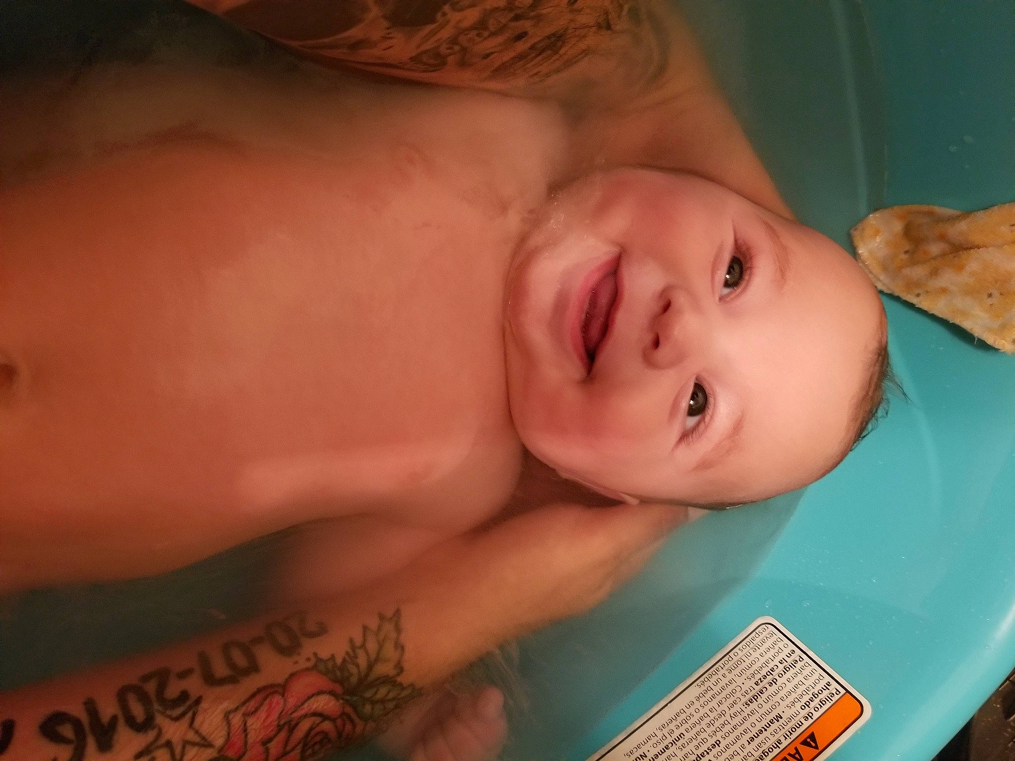 Mavrick participe au concours pour gagner de l'argent avec cette photo : blue, eye, face, finger, floor, fun, green, hair, hairstyle, head, human, joy, leg, lighting, lip, people, person, product, room, smile