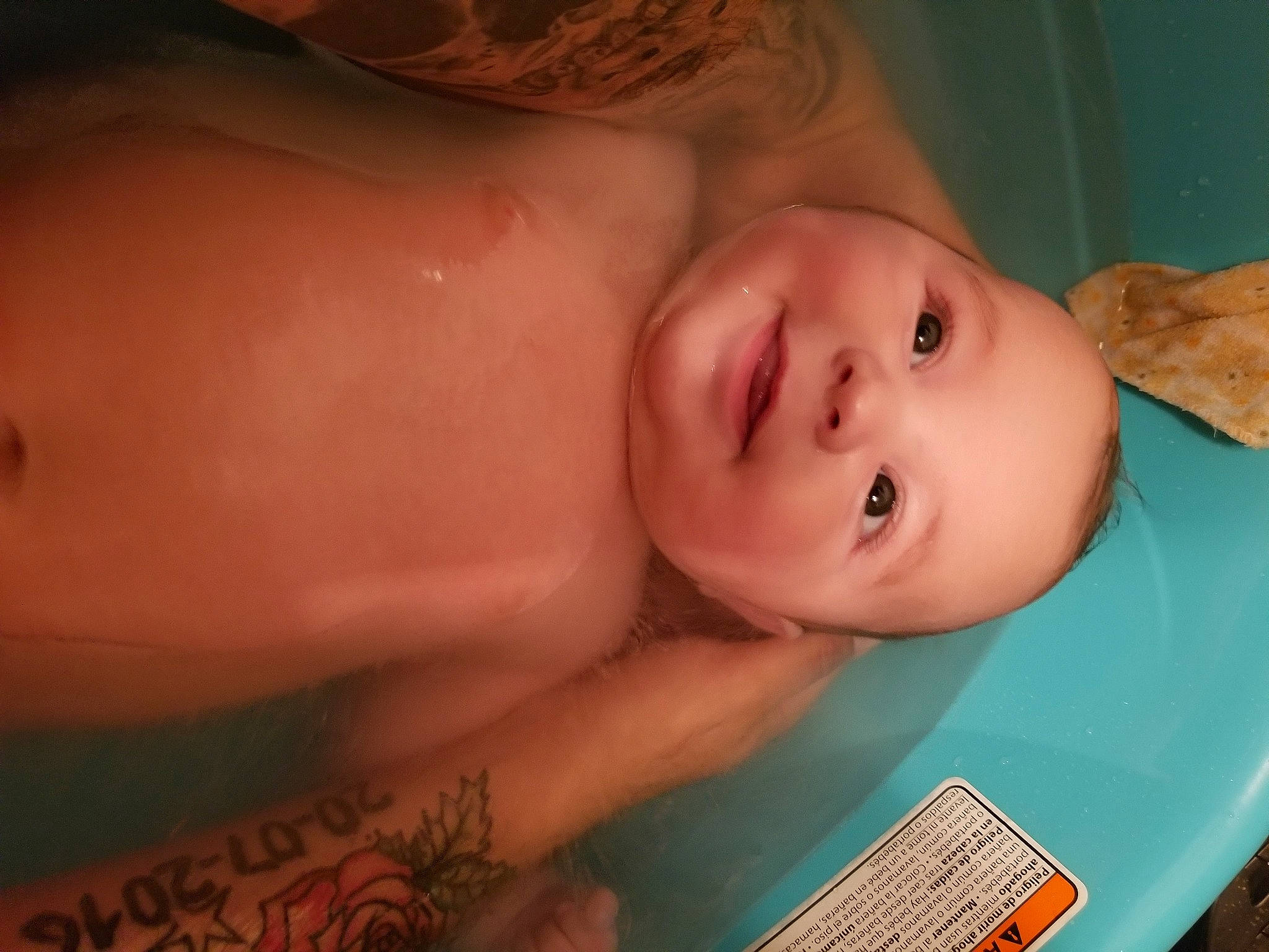 Mavrick participe au concours pour gagner de l'argent avec cette photo : arm, blue, cheek, eye, finger, fun, grass, green, hair, head, human, joy, lighting, lip, organism, people, person, product, room, vertebrate