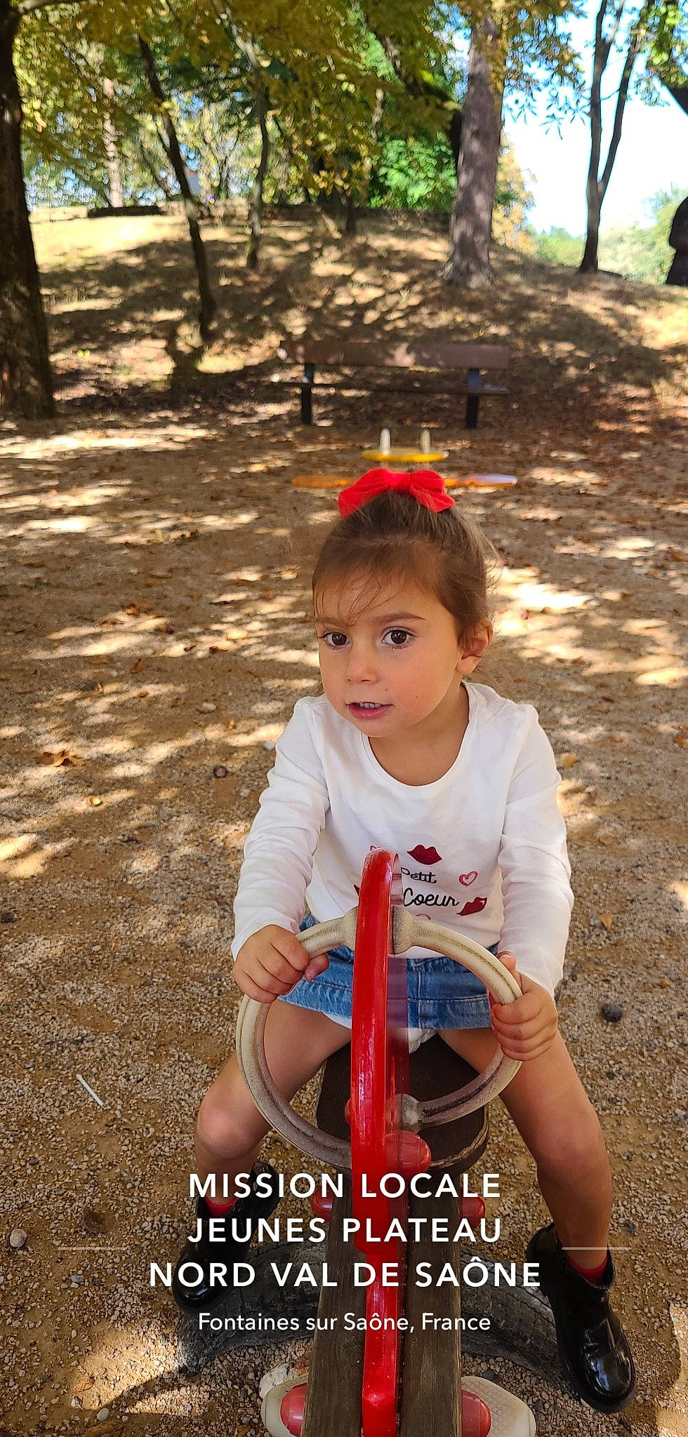 Djenny participe au concours pour gagner de l'argent avec cette photo : child, city, fun, grass, hair, hairstyle, happy, leisure, musical_instrument, outdoor_play_equipment, people_in_nature, person, photograph, public_space, recreation, smile, snapshot, summer, swing, toddler
