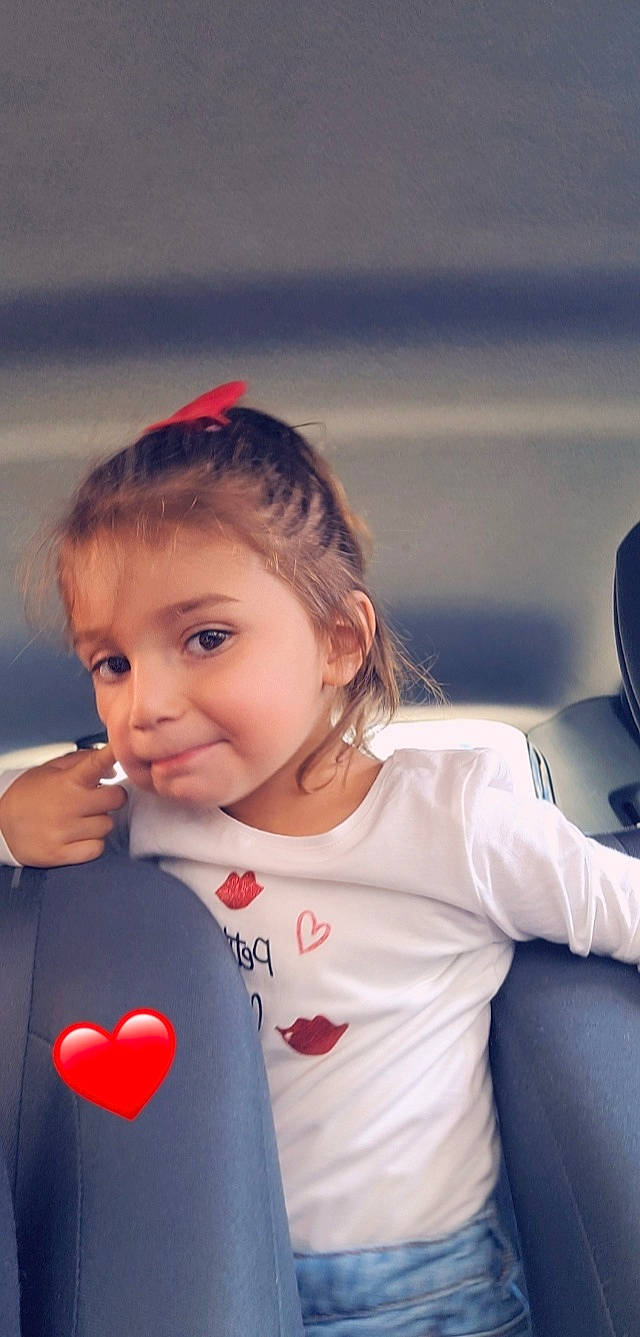 Djenny a rejoint le concours — aidez-le/la à gagner de superbes lots ! cheek, child, event, eyelash, family_car, fun, gesture, happy, jewellery, joy, leisure, lip, luxury_vehicle, mouth, neck, person, recreation, sweetness, t_shirt, toddler