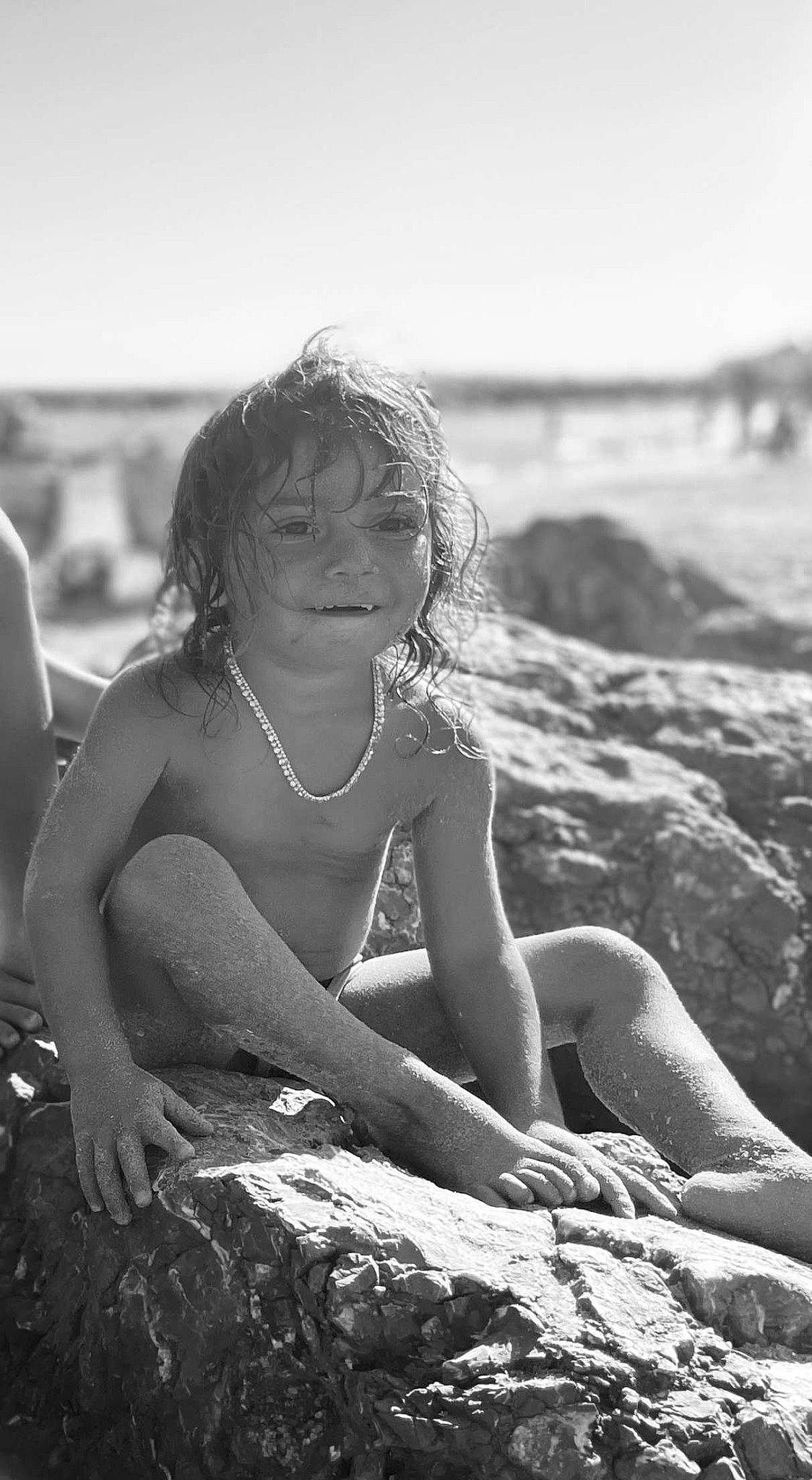 Djenny participe au concours pour gagner de l'argent avec cette photo : beach, beauty, black, black_and_white, blond, eye, flash_photography, happy, human_leg, long_hair, monochrome, monochrome_photography, people_in_nature, person, photograph, sky, smile, style, swimwear, toddler