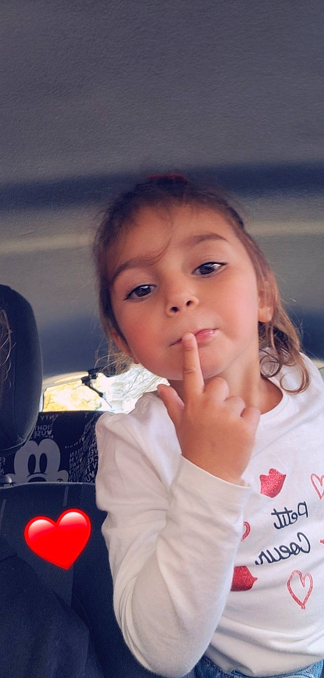 Djenny participe au concours pour gagner de l'argent avec cette photo : black_hair, brown_hair, cheek, child, cool, eyebrow, eyelash, finger, forehead, fun, gesture, hair, happy, lip, long_hair, mouth, neck, nose, person, skin