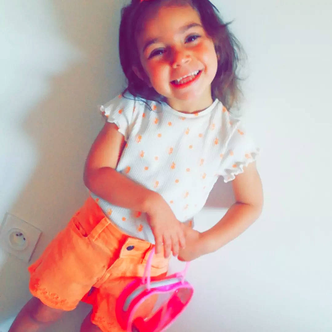 Djenny a rejoint le concours — aidez-le/la à gagner de superbes lots ! baby_toddler_clothing, collar, elbow, electric_blue, face, finger, fun, happy, human_body, joy, knee, neck, pattern, person, skin, sleeve, smile, t_shirt, thigh, thumb