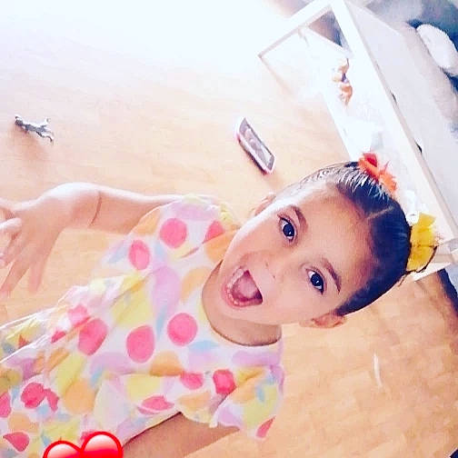 Djenny participe au concours pour gagner de l'argent avec cette photo : bathing, chest, child, eyelash, floor, flooring, fun, happy, human_leg, leisure, mouth, neck, pattern, person, pink, selfie, skin, smile, thigh, toddler