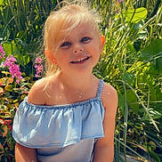 Molly participe au concours pour gagner de l'argent avec cette photo : child, girl, smiling, portrait, outdoor, garden, plants, flowers, greenery, blonde_hair, blue_dress, sitting, pastry, croissant, heart_sticker, sunlight, happy, eating, summer, casual_clothing