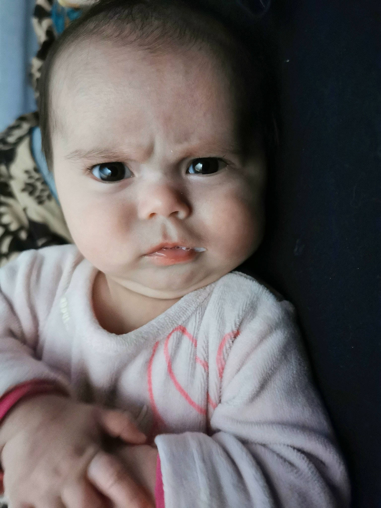 Enora participe au concours pour gagner de l'argent avec cette photo : baby, baby_toddler_clothing, cheek, comfort, ear, eyebrow, eyelash, finger, flash_photography, gesture, happy, iris, lip, mouth, nose, person, skin, sleeve, smile, thumb