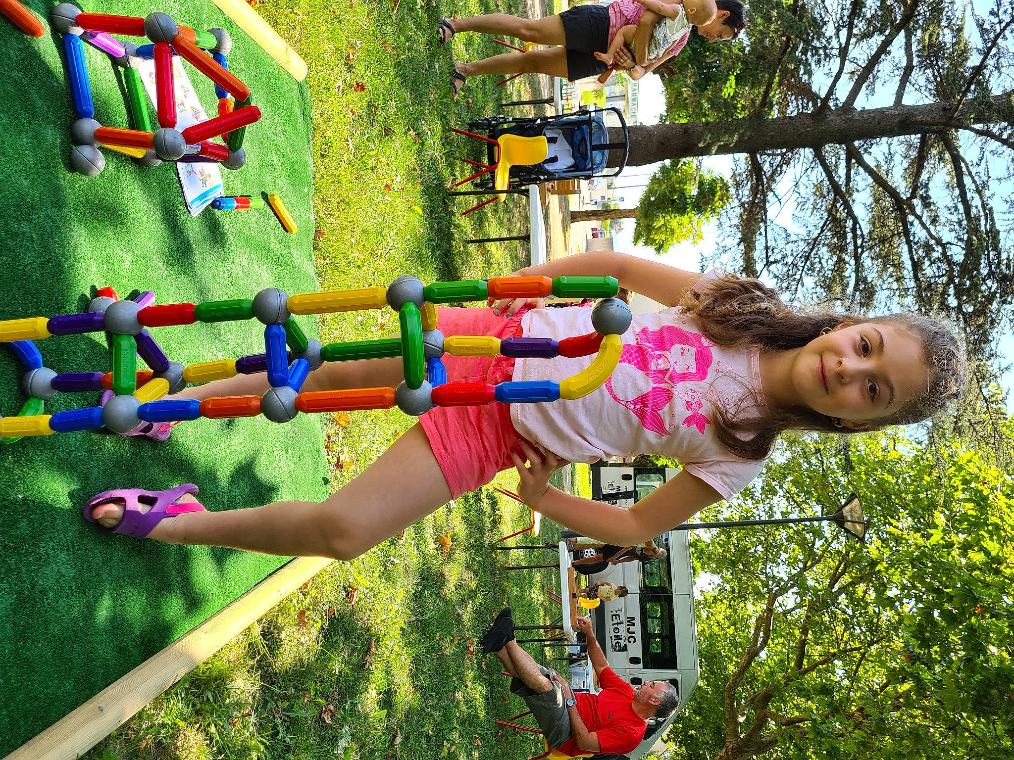 Agathe a rejoint le concours — aidez-le/la à gagner de superbes lots ! blurred, fun, grass, green, happy, hat, human_leg, joy, knee, leisure, nature, people_in_nature, person, physical_fitness, plant, recreation, shorts, smile, t_shirt, thigh