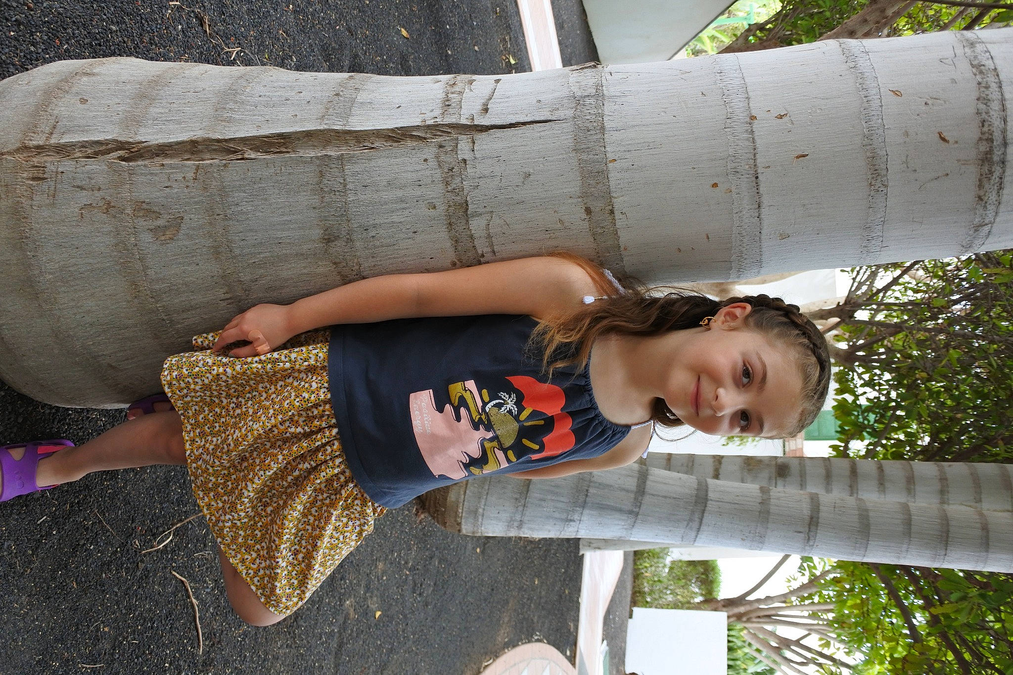 Agathe participe au concours pour gagner de l'argent avec cette photo : arm, child, clothing, facial_expression, fun, grass, green, happy, human_leg, joy, leaf, leisure, organ, person, plant, skin, smile, thigh, toddler, tree