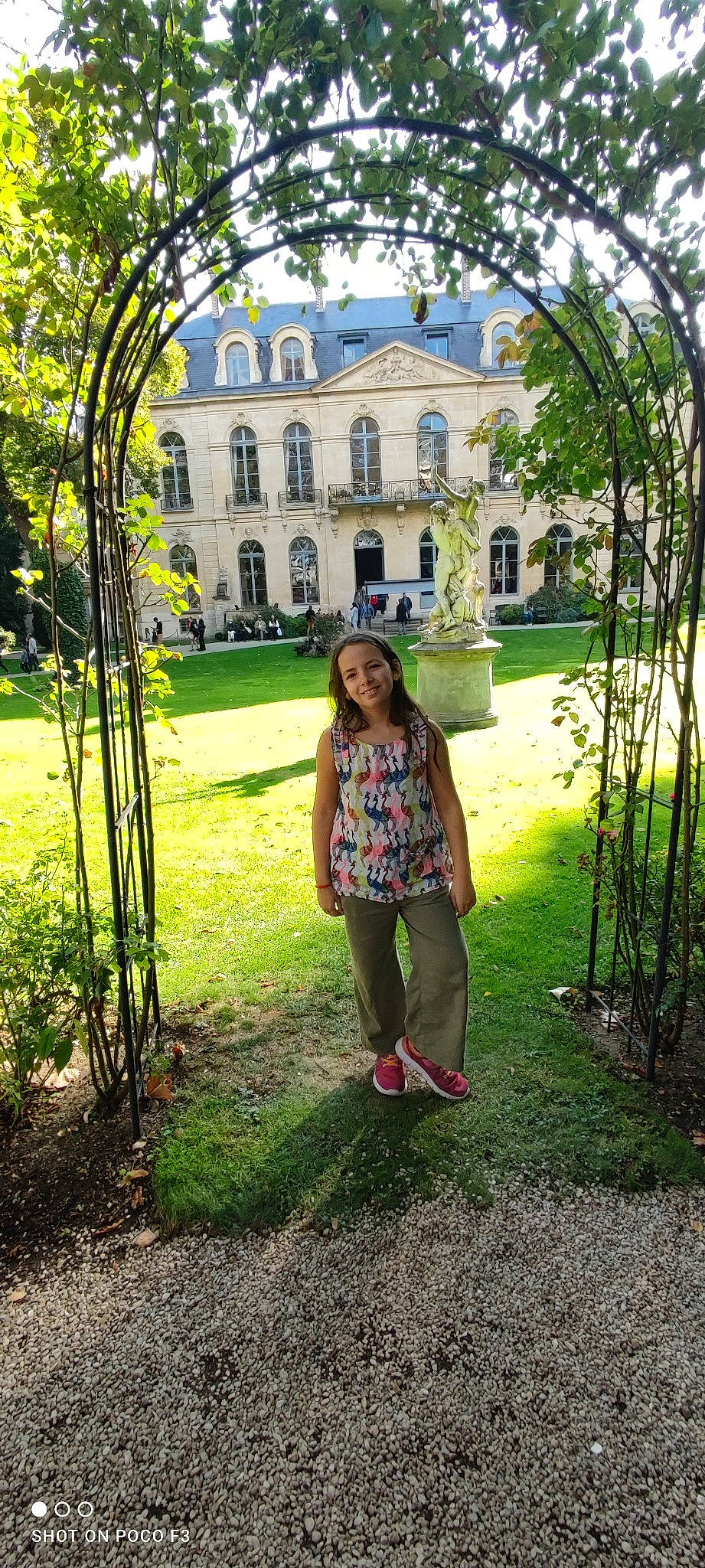 Sara participe au concours pour gagner de l'argent avec cette photo : arch, botany, building, garden, grass, house, joy, landscape, landscaping, lawn, leisure, nature, people_in_nature, person, plant, recreation, shrub, spring, toddler, tree