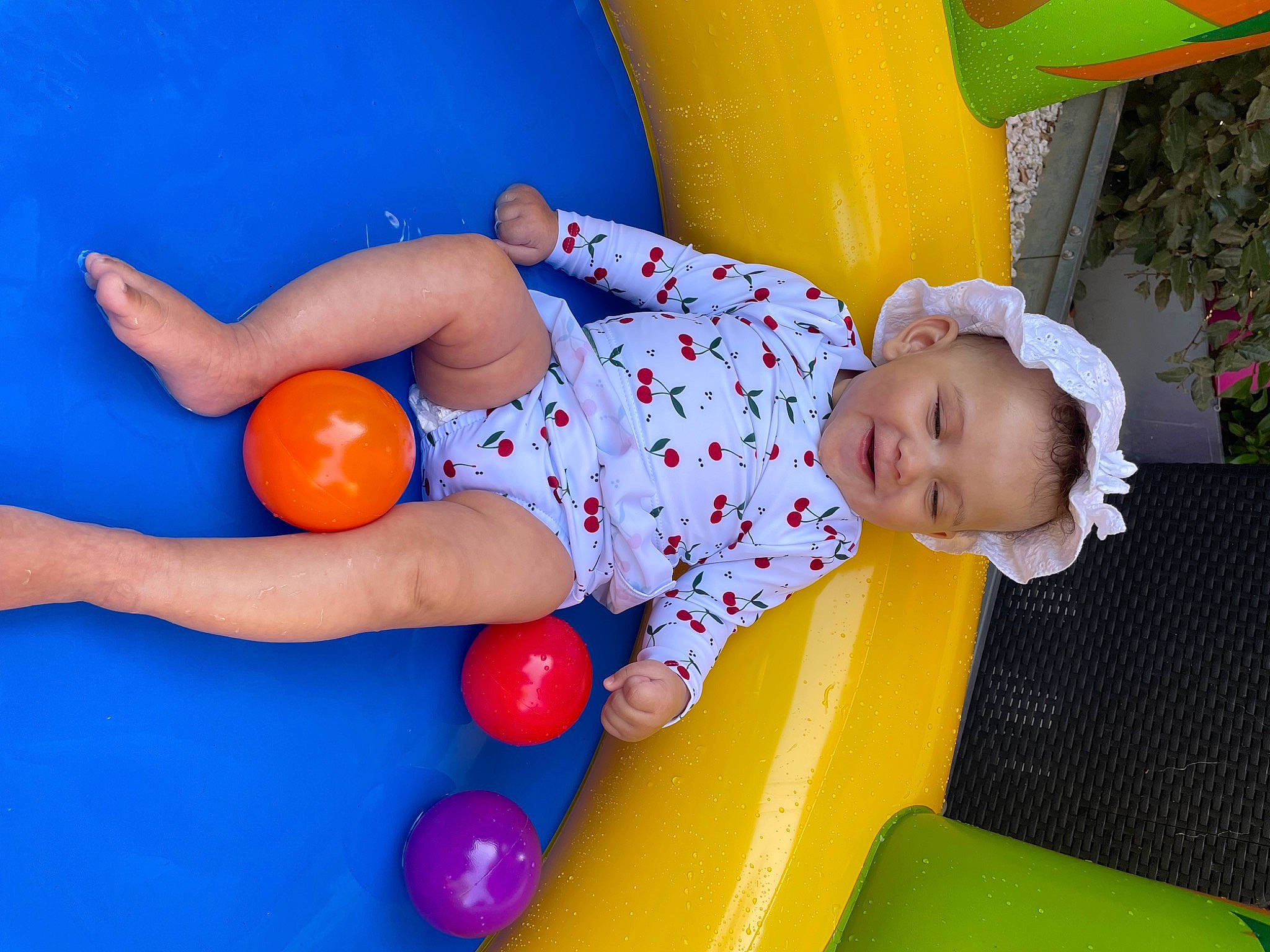 Kiara a rejoint le concours — aidez-le/la à gagner de superbes lots ! baby, baby_playing_with_toys, baby_products, baby_toddler_clothing, ball_pit, blue, child, comfort, electric_blue, facial_expression, fun, green, happy, leisure, people, person, photograph, play, red, toddler