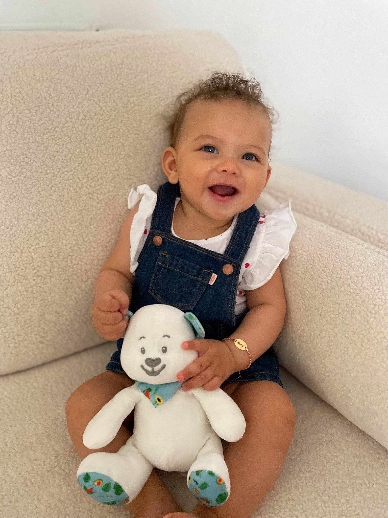 Kiara participe au concours pour gagner de l'argent avec cette photo : arm, baby, baby_toddler_clothing, cheek, comfort, eye, face, finger, flash_photography, happy, head, human_body, iris, joint, joy, leg, person, product, skin, sleeve