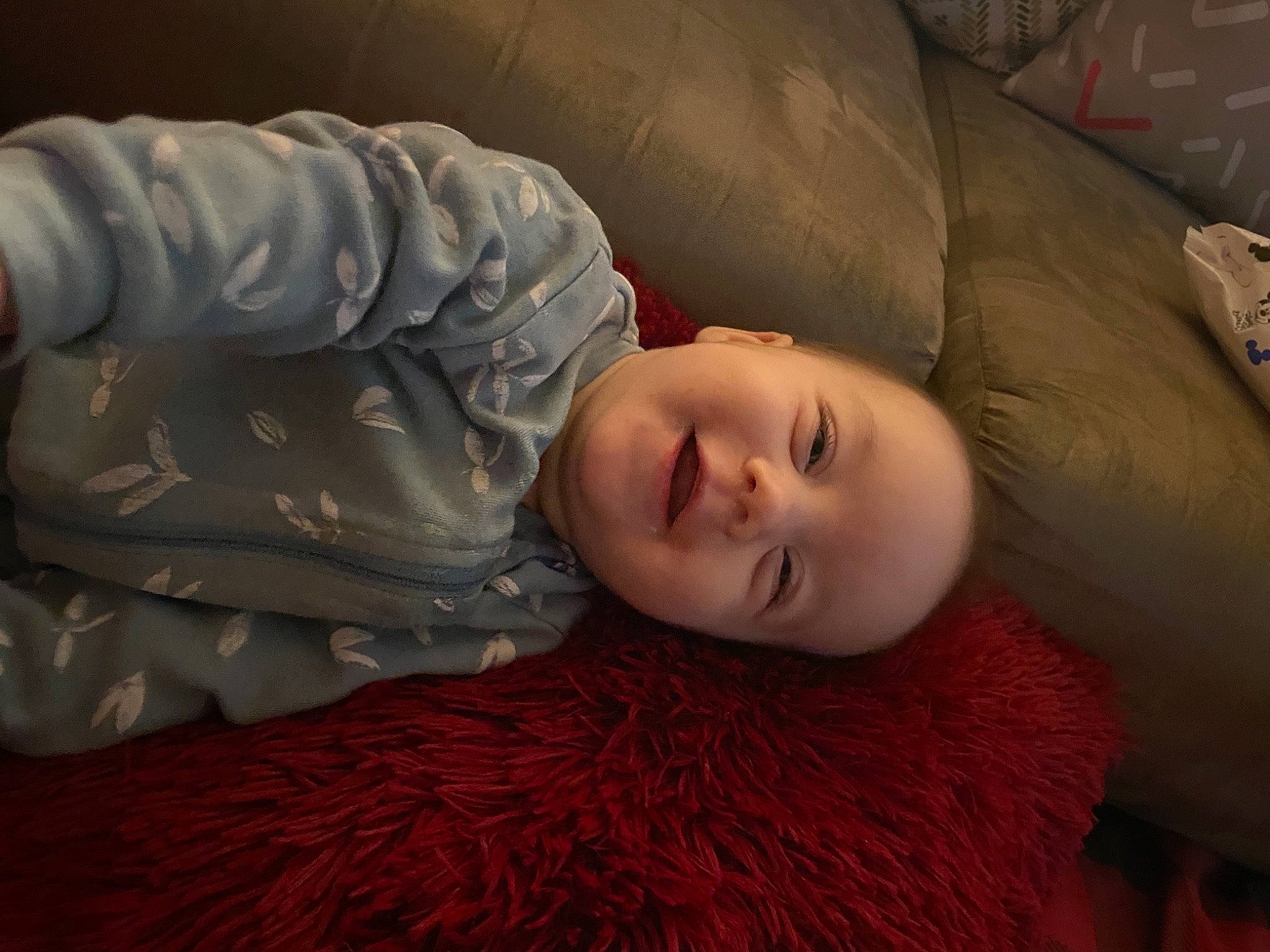 Clarah a rejoint le concours — aidez-le/la à gagner de superbes lots ! bedtime, cheek, child, comfort, couch, flash_photography, flesh, flooring, fur, grass, linens, nap, person, portrait_photography, room, sitting, skin, sleep, sleeve, toddler