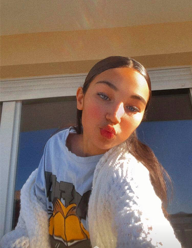 Layla participe au concours pour gagner de l'argent avec cette photo : brown_hair, chest, cool, electric_blue, eyebrow, eyewear, flash_photography, fun, fur, happy, jaw, long_hair, neck, person, room, selfie, shoulder, sleeve, stuffed_toy, t_shirt