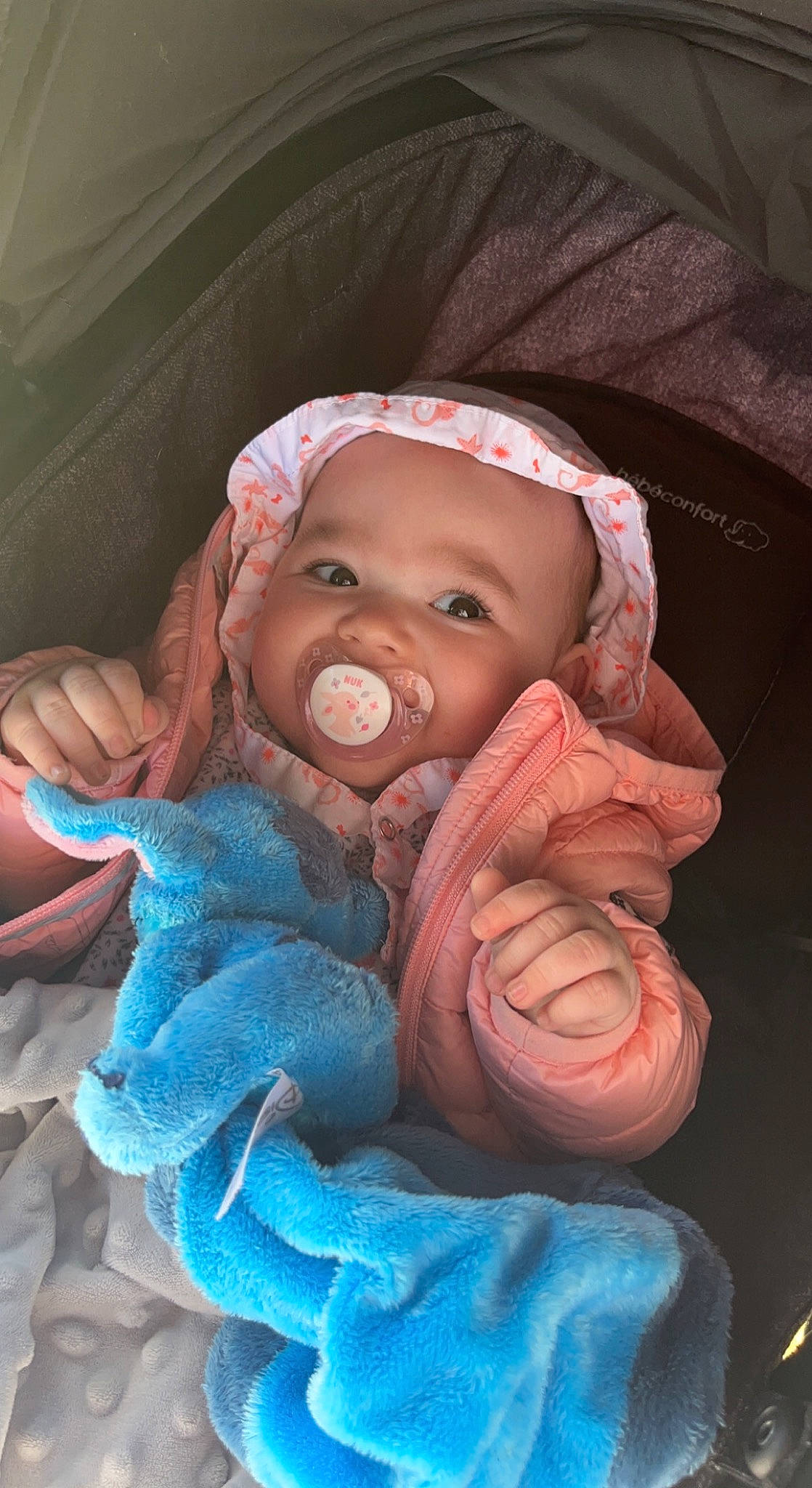 Jade a rejoint le concours — aidez-le/la à gagner de superbes lots ! baby, baby_products, baby_toddler_clothing, cheek, comfort, eye, eyebrow, finger, gesture, happy, headwear, human_body, iris, lip, mouth, nose, people, person, pink, skin