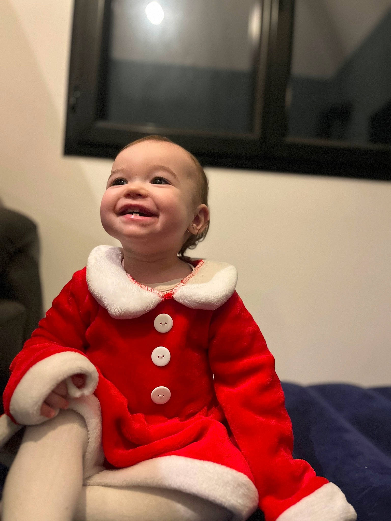 Jade participe au concours pour gagner de l'argent avec cette photo : baby, baby_toddler_clothing, cheek, child, collar, comfort, event, flooring, fun, fur, happy, joy, knee, lip, person, picture_frame, room, sitting, sleeve, smile