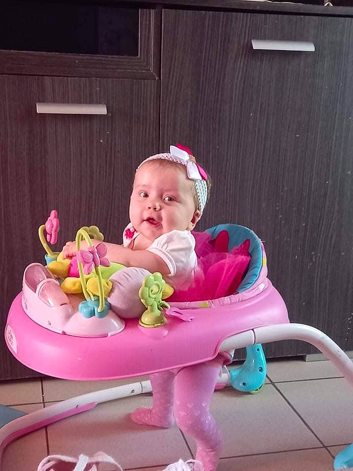 Madyson a rejoint le concours — aidez-le/la à gagner de superbes lots ! baby, baby_products, baby_safety, baby_toddler_clothing, baby_toys, bag, child, comfort, door, fruit, fun, grass, happy, leisure, magenta, person, pink, recreation, sharing, sitting