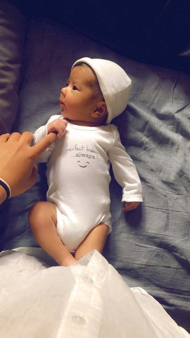 Lounis participe au concours pour gagner de l'argent avec cette photo : abdomen, baby, baby_toddler_clothing, cap, comfort, finger, gesture, happy, hat, head, human_body, human_leg, person, skin, smile, teddy_bear, textile, thigh, thumb, toddler