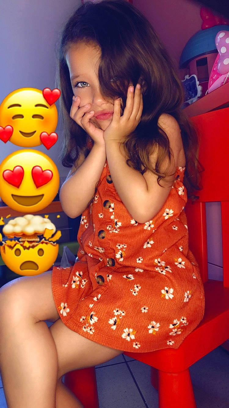 Sinem a rejoint le concours — aidez-le/la à gagner de superbes lots ! arm, baby_toddler_clothing, beauty, black_hair, child, finger, fun, hair, hairstyle, happy, knee, leisure, orange, organ, person, red, skin, snapshot, thigh, toddler