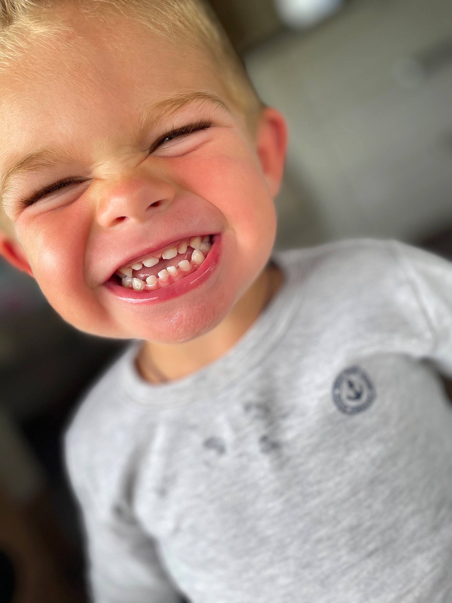 Charly a rejoint le concours — aidez-le/la à gagner de superbes lots ! baby_laughing, cheek, ear, eye, eyelash, flash_photography, gesture, hair, happy, iris, jaw, joy, lip, nose, person, skin, smile, t_shirt, toddler, tooth