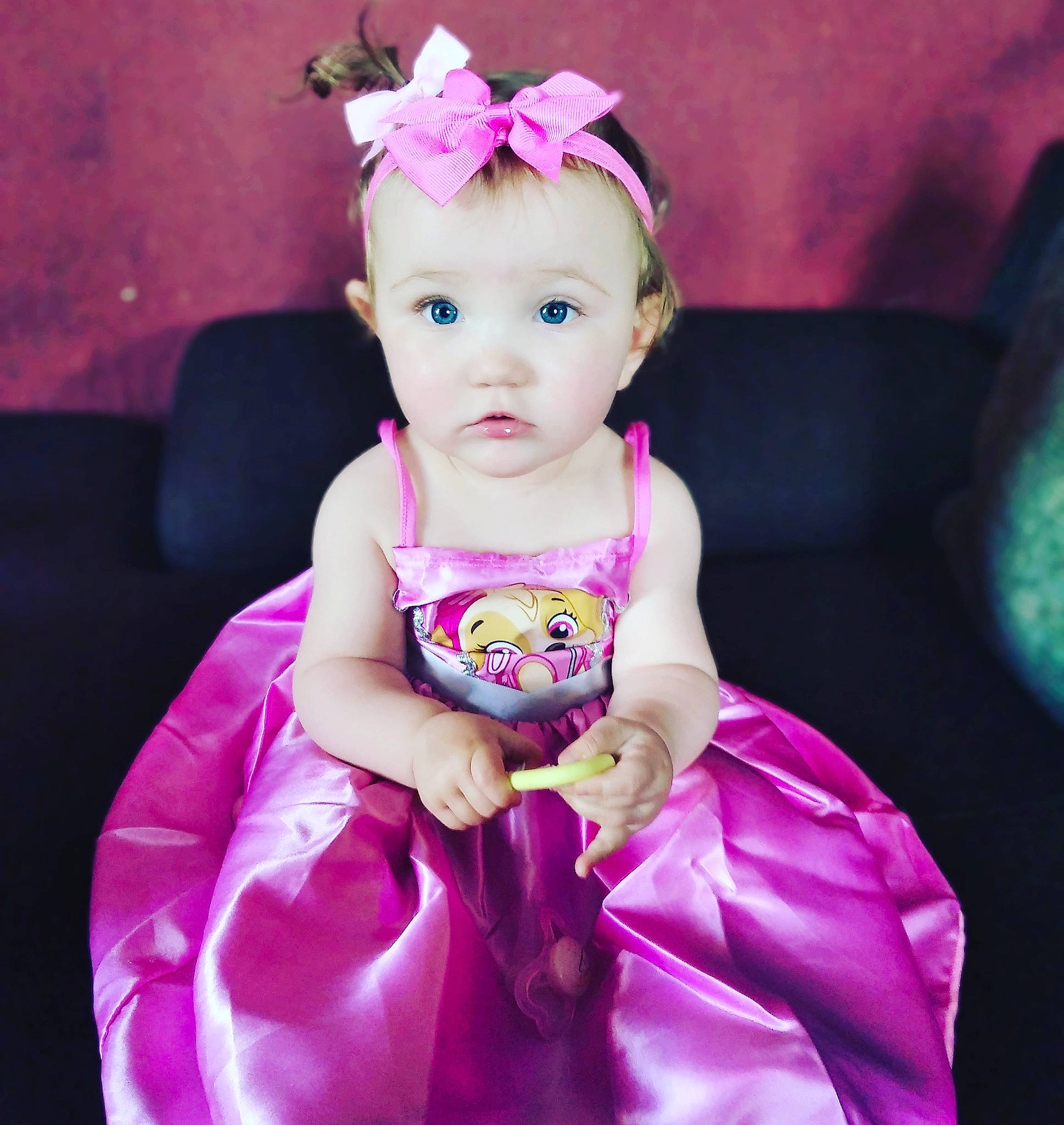 Arya participe au concours pour gagner de l'argent avec cette photo : baby, baby_toddler_clothing, cheek, child, clothing, costume, costume_hat, dress, embellishment, event, happy, headband, headpiece, magenta, person, pink, purple, sleeve, smile, toddler