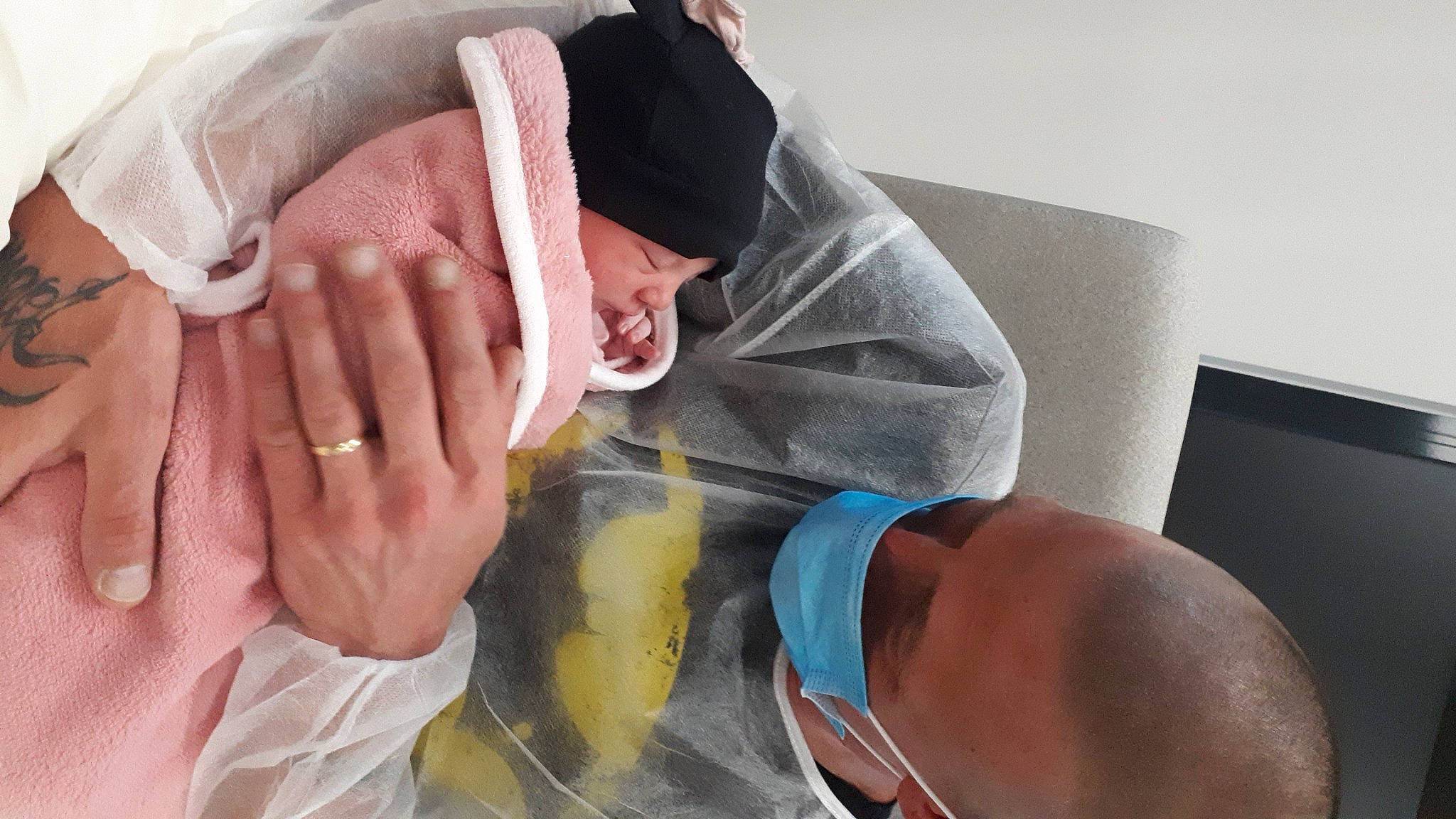 Arya a rejoint le concours — aidez-le/la à gagner de superbes lots ! arm, comfort, elbow, eye, eyebrow, eyelash, eyewear, finger, gesture, glasses, hand, headgear, headwear, human_body, jaw, mouth, muscle, neck, person, shoulder