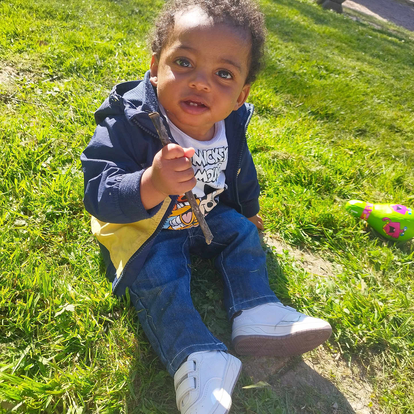 Kayden a rejoint le concours — aidez-le/la à gagner de superbes lots ! boy, child, clothing, coat, face, footwear, grass, head, jacket, jeans, male, nature, outdoors, pants, park, person, photography, plant, portrait, shoe