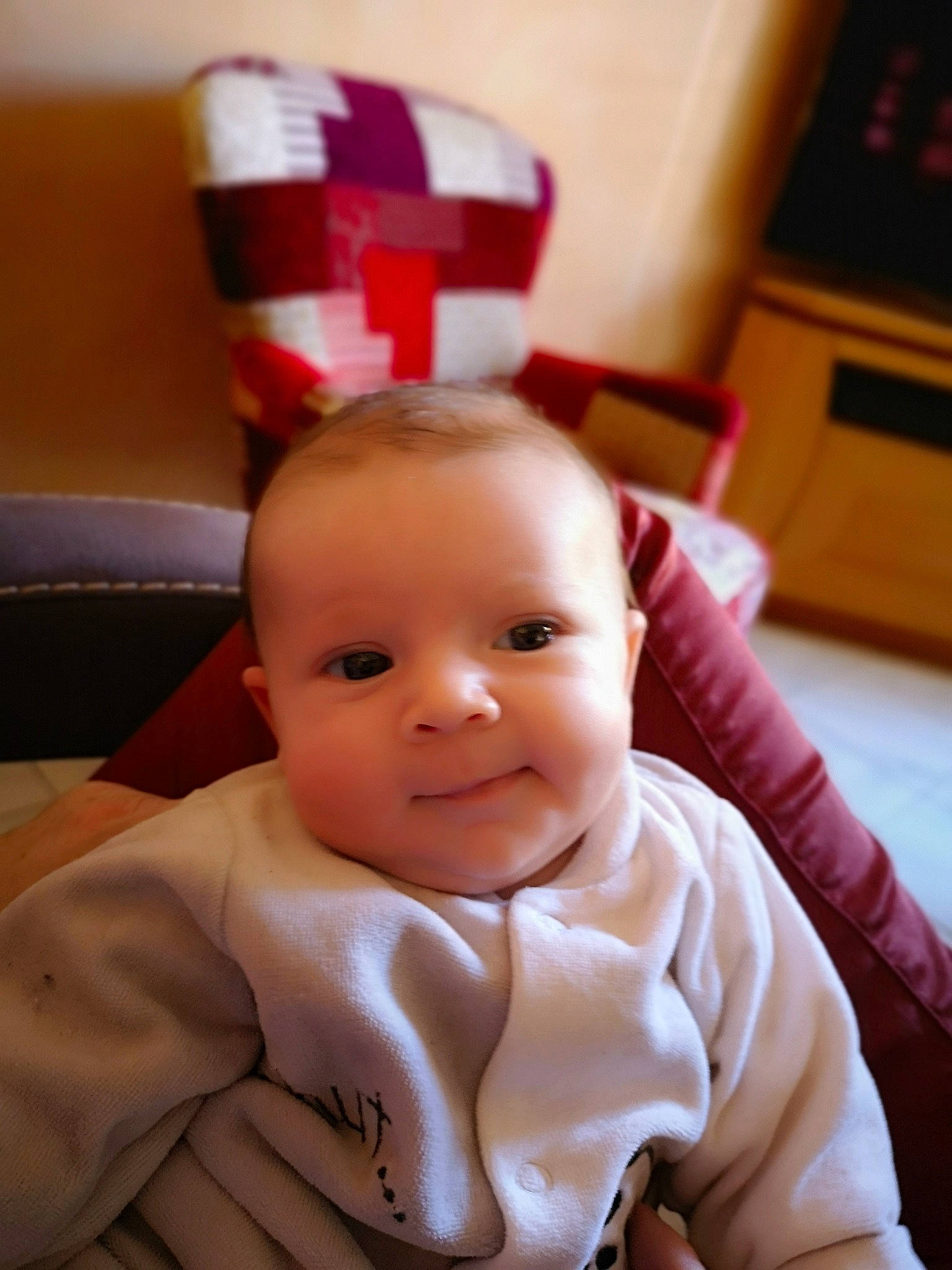 Julia a rejoint le concours — aidez-le/la à gagner de superbes lots ! baby, baby_toddler_clothing, cheek, chest, child, comfort, eye, finger, flooring, fun, gesture, happy, lip, nose, person, room, sitting, skin, smile, thumb