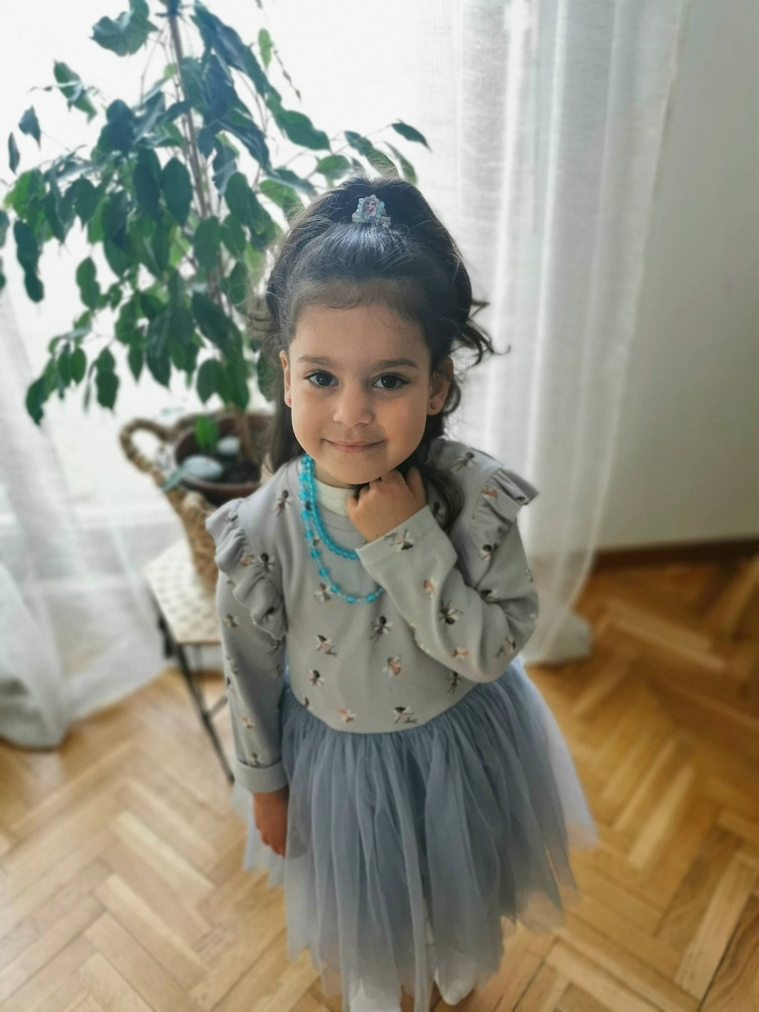 Emna participe au concours pour gagner de l'argent avec cette photo : baby_toddler_clothing, day_dress, dress, embellishment, eye, fashion_design, flooring, formal_wear, happy, iris, joy, neck, pattern, person, plant, skin, sleeve, smile, toddler, trunk