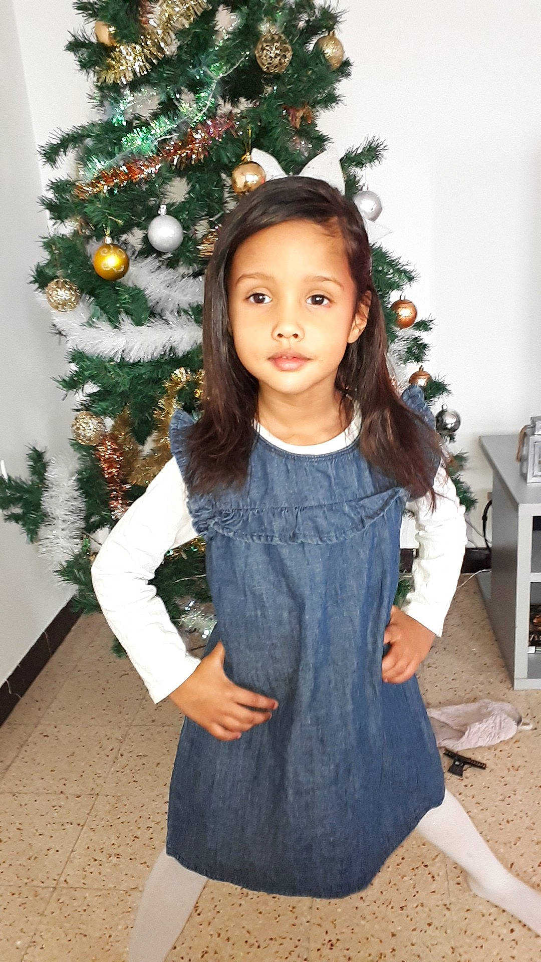 Kélia participe au concours pour gagner de l'argent avec cette photo : christmas, christmas_decoration, christmas_ornament, christmas_tree, clothing, day_dress, dress, event, hair, hairstyle, happy, head, holiday_ornament, kitchen_appliance, long_hair, person, plant, sleeve, toddler, tree