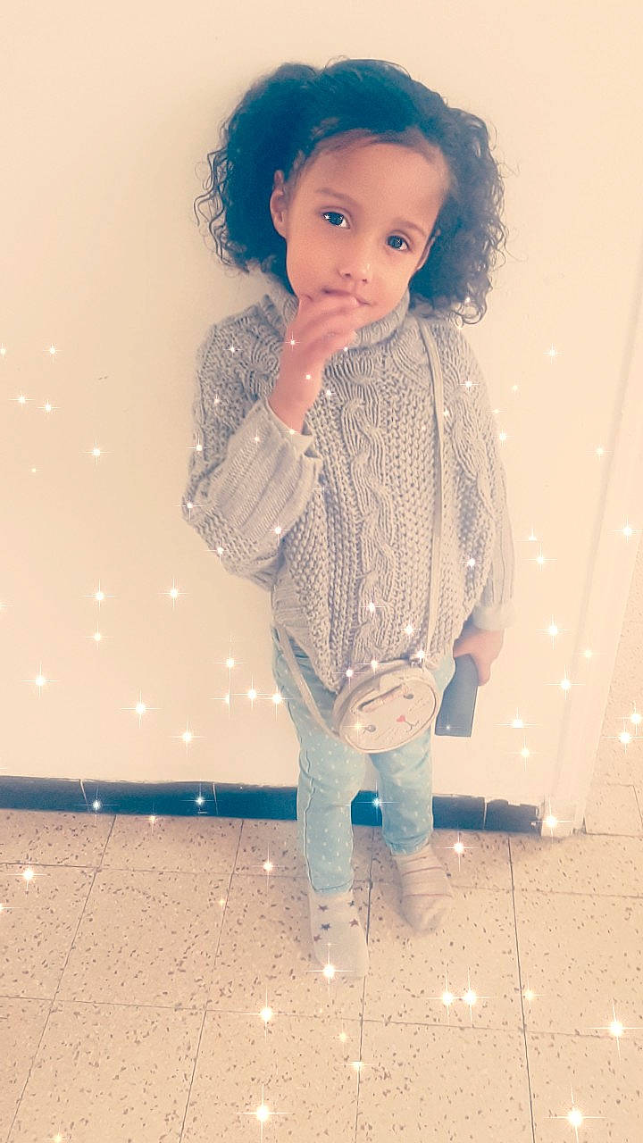 Kélia participe au concours pour gagner de l'argent avec cette photo : black_hair, face, facial_expression, fashion_design, flooring, hair, happy, head, jeans, knee, lip, neck, outerwear, person, skin, sleeve, standing, t_shirt, toddler, waist