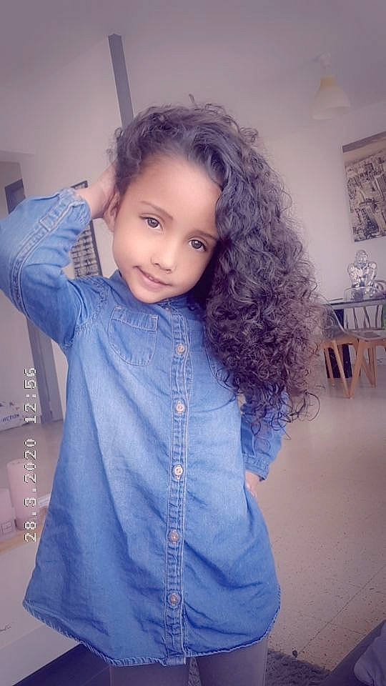 Kélia participe au concours pour gagner de l'argent avec cette photo : chin, clothing, dress_shirt, eyelash, face, fashion_design, flash_photography, hairstyle, happy, human_body, iris, lip, neck, person, purple, shoulder, skin, sleeve, standing, textile