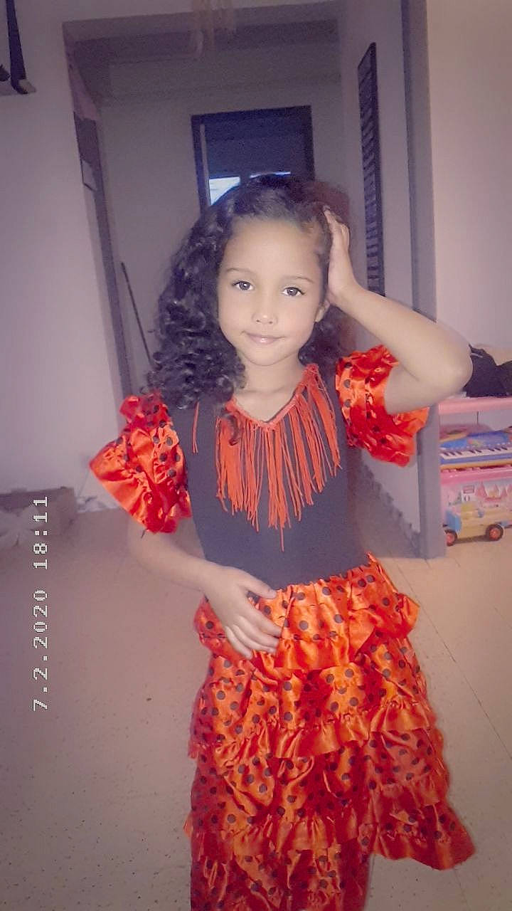 Kélia participe au concours pour gagner de l'argent avec cette photo : day_dress, dress, embellishment, fashion_design, fashion_model, formal_wear, gown, hair, haute_couture, human_leg, joint, joy, long_hair, one_piece_garment, orange, person, ruffle, shoulder, sleeve, thigh