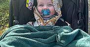 Aaron a rejoint le concours — aidez-le/la à gagner de superbes lots ! baby, blanket, chicco, child, comfort, cozy, cute, greenery, happy, hood, infant, jacket, nature, outdoor, pacifier, path, portrait, smile, stroller, sunlight