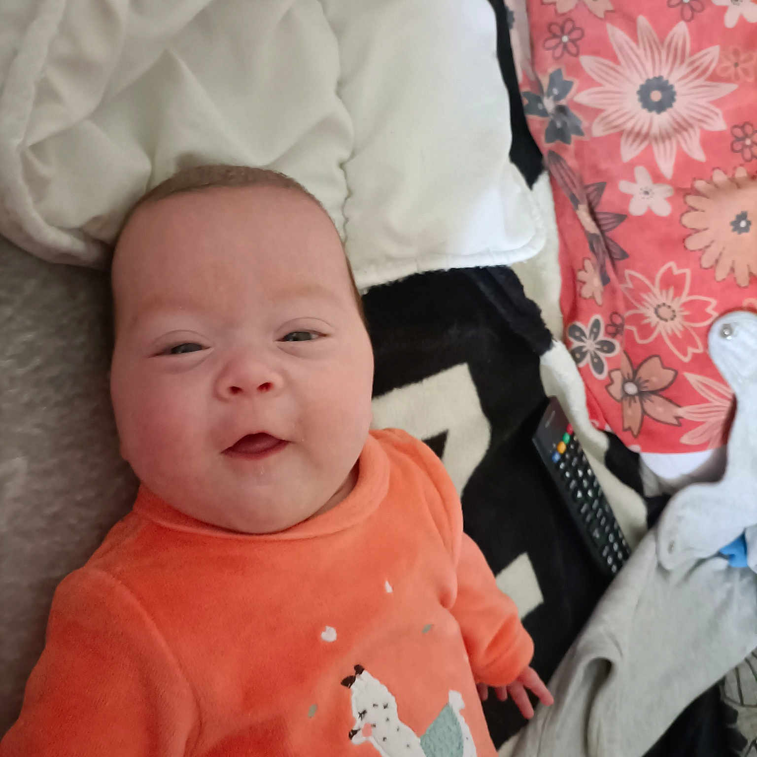 Lénaya a rejoint le concours — aidez-le/la à gagner de superbes lots ! baby, baby_sleeping, baby_toddler_clothing, cheek, comfort, eye, finger, happy, lip, mouth, nose, orange, pink, product, red, skin, sleeve, smile, textile, toddler