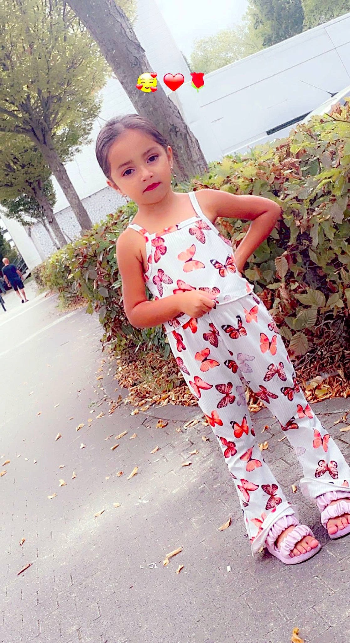 Zeynep participe au concours pour gagner de l'argent avec cette photo : day_dress, fashion_design, fun, grass, happy, human_leg, joint, leisure, magenta, one_piece_garment, pattern, people_in_nature, person, pink, plant, sleeve, spring, thigh, toddler, tree