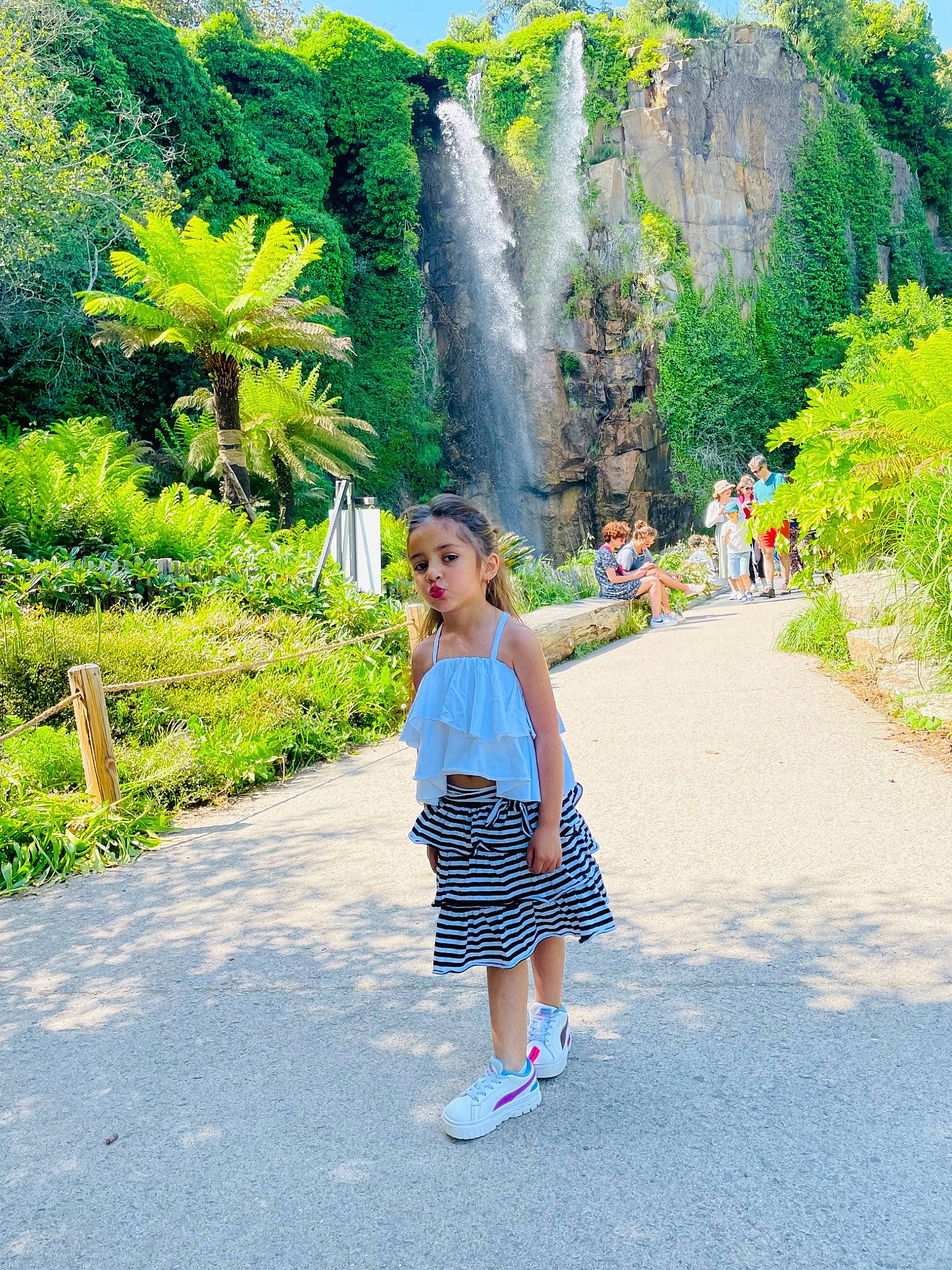 Zeynep a rejoint le concours — aidez-le/la à gagner de superbes lots ! arecales, electric_blue, grass, green, landscape, leaf, leisure, mountain, natural_environment, natural_landscape, people_in_nature, person, plant, recreation, road, sky, summer, sunlight, travel, tree