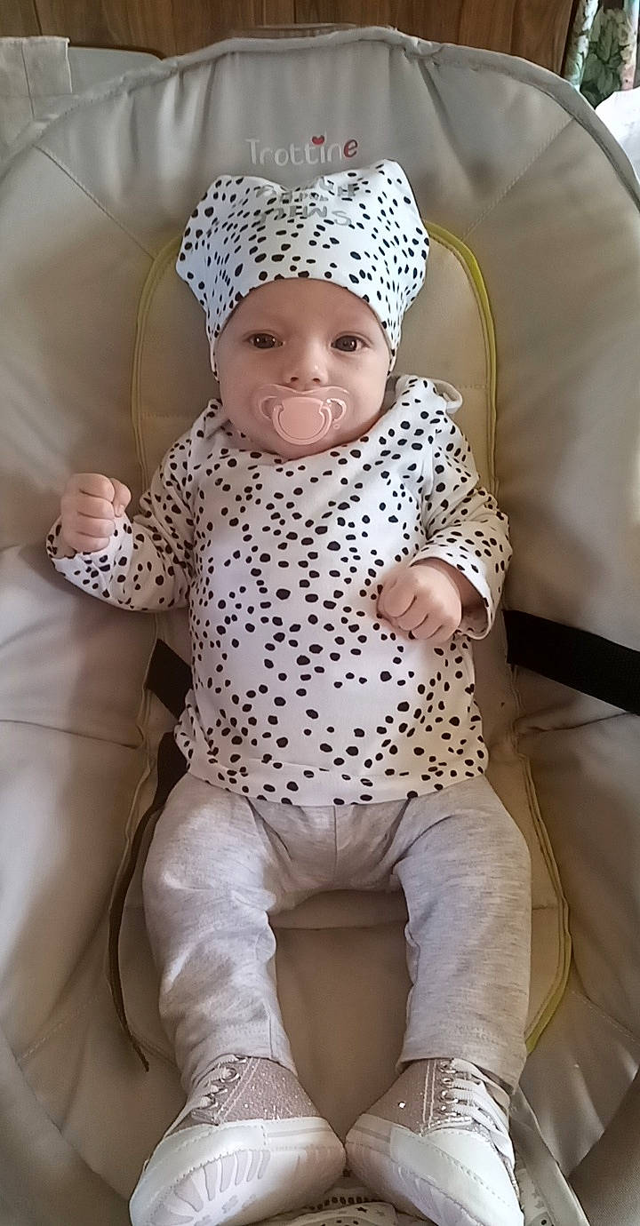 Mylèna participe au concours pour gagner de l'argent avec cette photo : baby, baby_sleeping, baby_toddler_clothing, cap, chair, child, comfort, eye, face, finger, head, headgear, headwear, knee, knit_cap, neck, outerwear, person, skin, sleeve