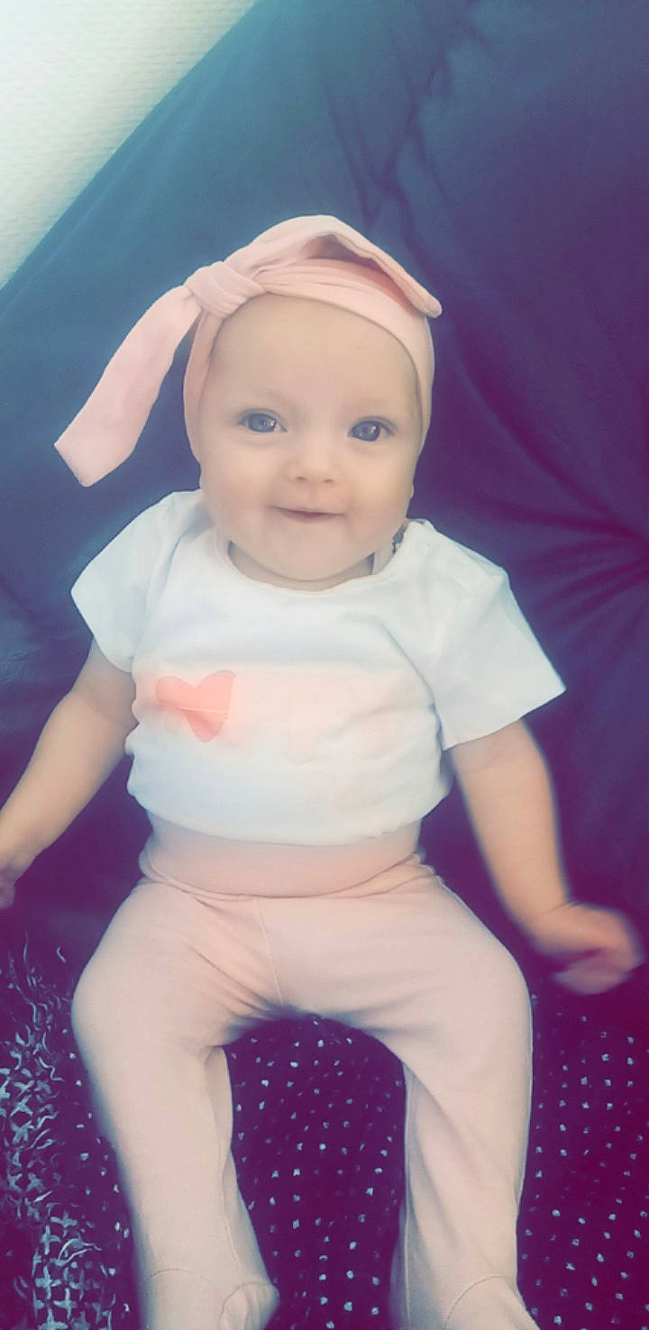 Mylena a rejoint le concours — aidez-le/la à gagner de superbes lots ! baby, baby_toddler_clothing, cap, cheek, cool, eye, finger, fun, happy, human_body, lip, mouth, person, pink, purple, skin, sleeve, smile, t_shirt, toddler