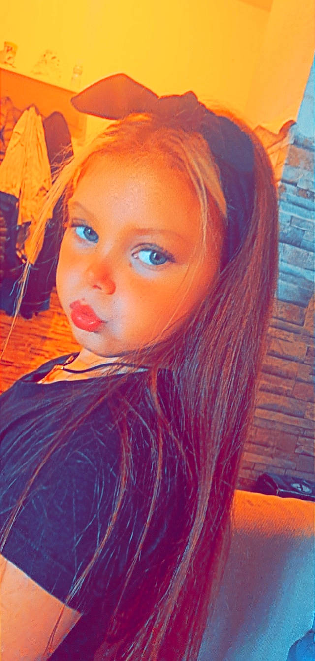 Tayssiana a rejoint le concours — aidez-le/la à gagner de superbes lots ! art, blond, brown_hair, cheek, electric_blue, eyelash, iris, jaw, layered_hair, lip, long_hair, magenta, makeover, nose, paint, painting, person, step_cutting, violet, visual_arts