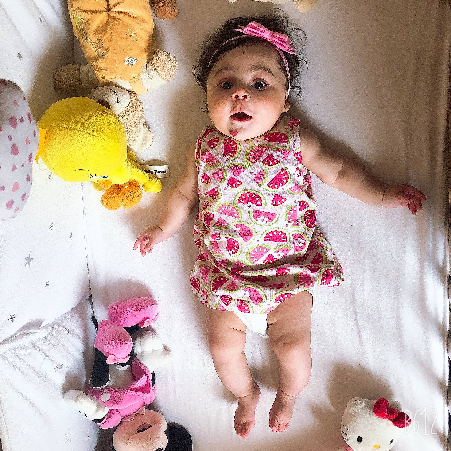 Mélissa a rejoint le concours — aidez-le/la à gagner de superbes lots ! baby, baby_products, baby_toddler_clothing, child, design, dress, happy, headgear, pattern, person, photography, pink, play, product, skin, sleeve, smile, textile, toddler, yellow