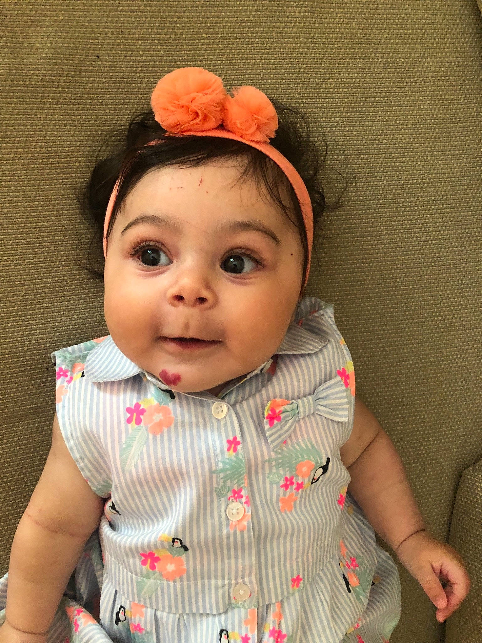 Mélissa participe au concours pour gagner de l'argent avec cette photo : baby, baby_toddler_clothing, cheek, child, ear, eye, face, fashion_accessory, forehead, hair_accessory, head, headband, headgear, lip, person, pink, skin, smile, toddler