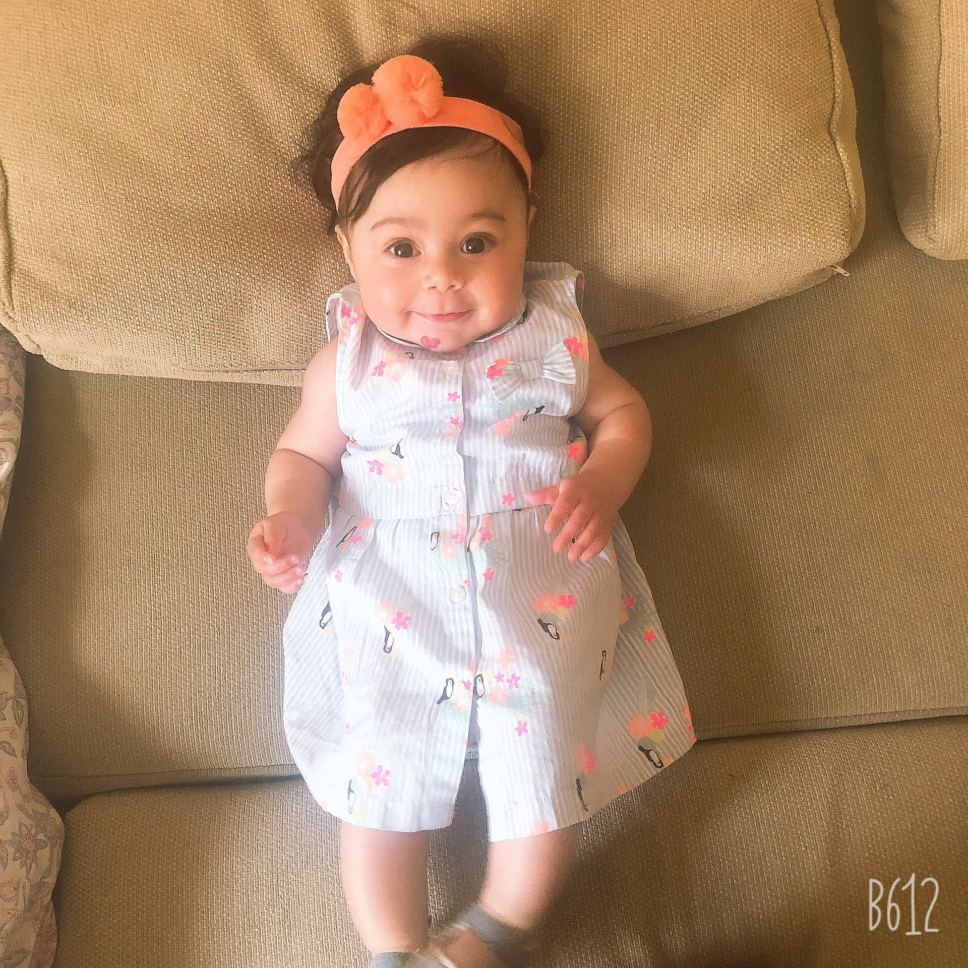 Mélissa participe au concours pour gagner de l'argent avec cette photo : baby, baby_toddler_clothing, child, clothing, dress, joy, outerwear, pattern, person, skin, sleeve, smile, toddler