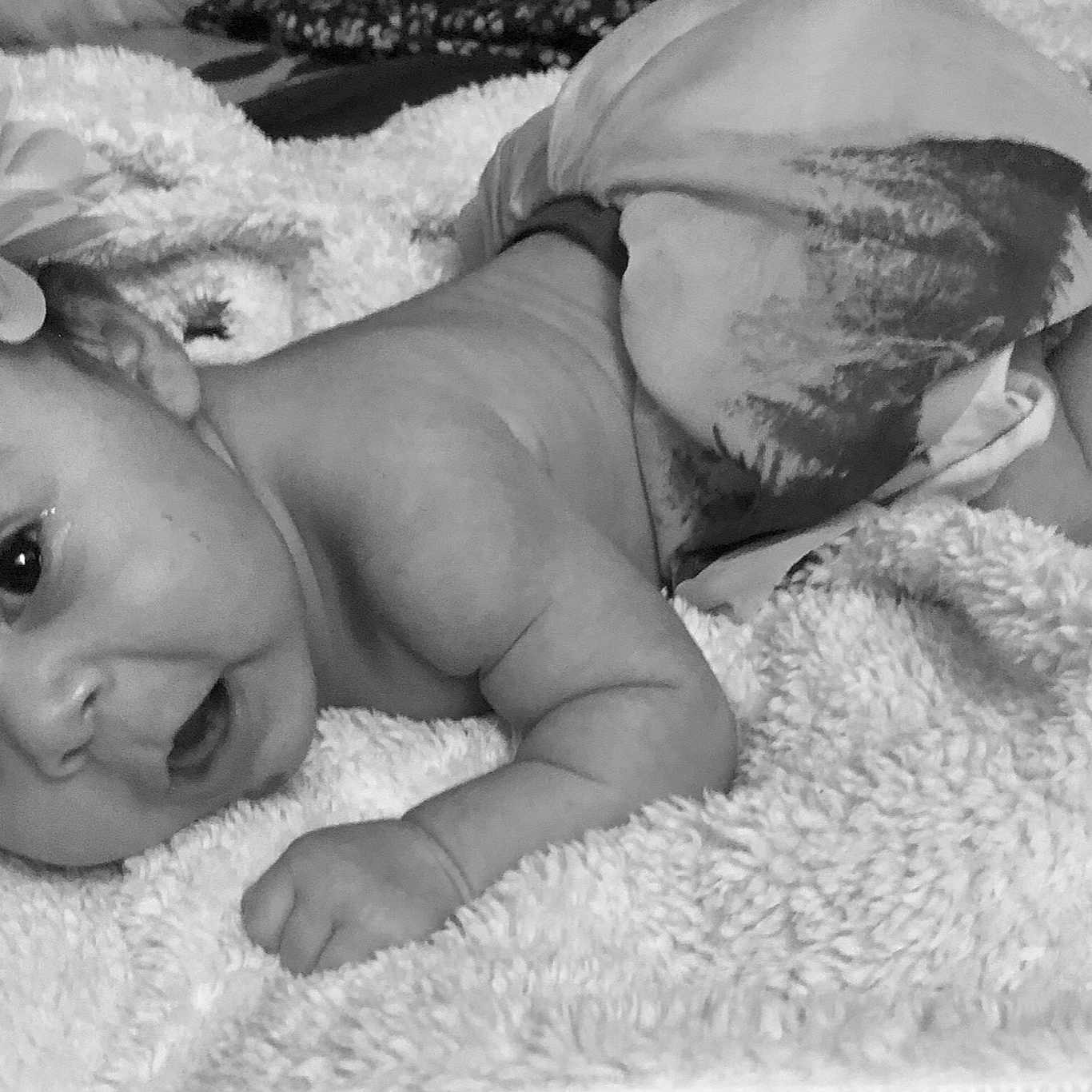 Mélissa participe au concours pour gagner de l'argent avec cette photo : baby, black_and_white, child, eye, fun, happy, head, monochrome, monochrome_photography, photograph, photography, portrait_photography, smile, stock_photography, toddler