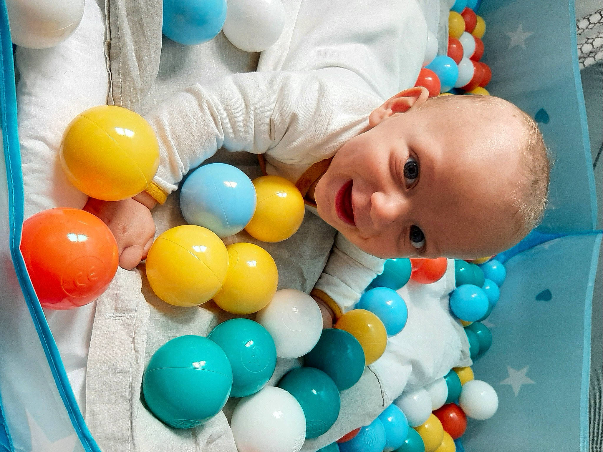Noam participe au concours pour gagner de l'argent avec cette photo : baby, baby_playing_with_toys, baby_products, baby_toys, ball_pit, balloon, child, event, facial_expression, fun, happy, leisure, party_supply, person, play, product, recreation, room, smile, toddler
