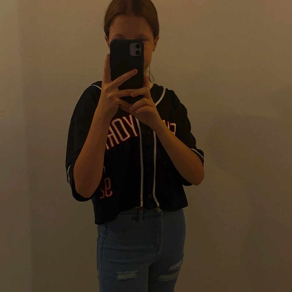 Maureen a rejoint le concours — aidez-le/la à gagner de superbes lots ! audio_equipment, beard, black_hair, camera, elbow, eyewear, facial_hair, flash_photography, gesture, grey, neck, photographer, shoulder, sleeve, sportswear, t_shirt, thigh, trunk, vision_care, waist