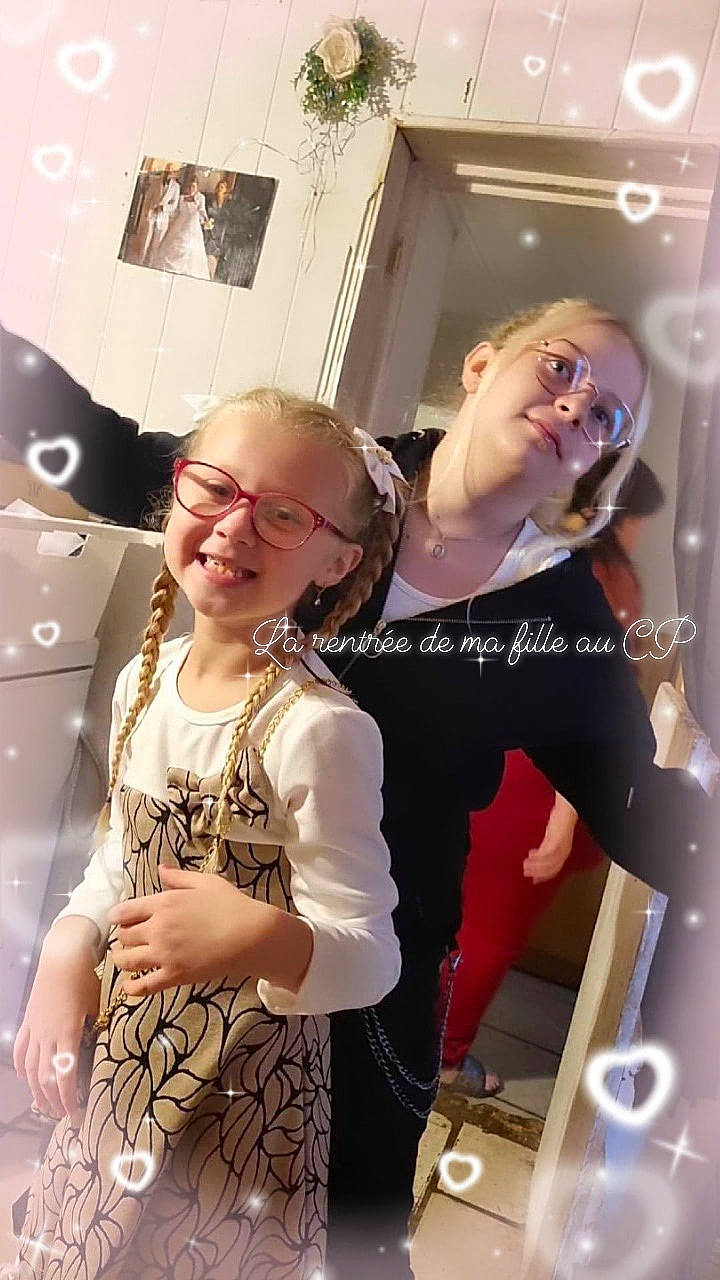 Raphaël participe au concours pour gagner de l'argent avec cette photo : art, blond, event, eyewear, fashion_design, fun, gesture, glasses, goggles, happy, joy, pattern, person, room, shoulder, sleeve, smile, snapshot, t_shirt, toddler