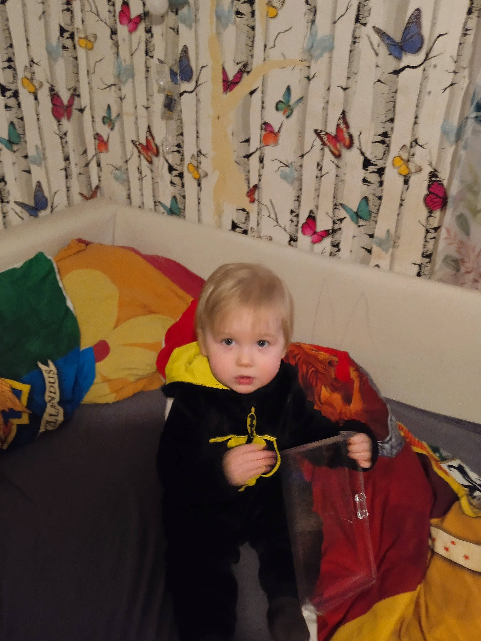 Raphaël participe au concours pour gagner de l'argent avec cette photo : baby, baby_products, baby_toddler_clothing, baby_toys, bag, child, comfort, event, flooring, fun, hoodie, linens, luggage_and_bags, person, play, room, sitting, stuffed_toy, textile, toddler