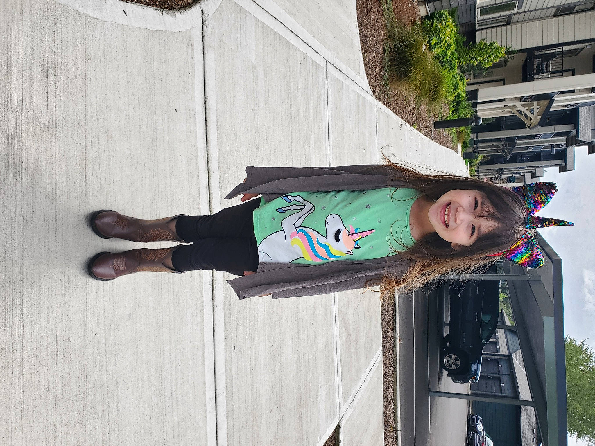 Arcadia is registered to the contest to win money with this photo: fun, joy, person, smile, t_shirt, tree, vacation