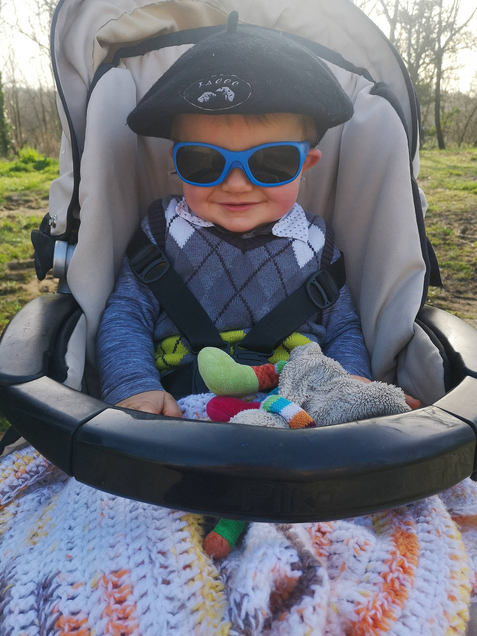 Léopold participe au concours pour gagner de l'argent avec cette photo : baby, baby_toddler_clothing, child, comfort, cool, eyewear, fun, glasses, goggles, grass, happy, headwear, leisure, person, personal_protective_equipment, plant, recreation, smile, sunglasses, toddler